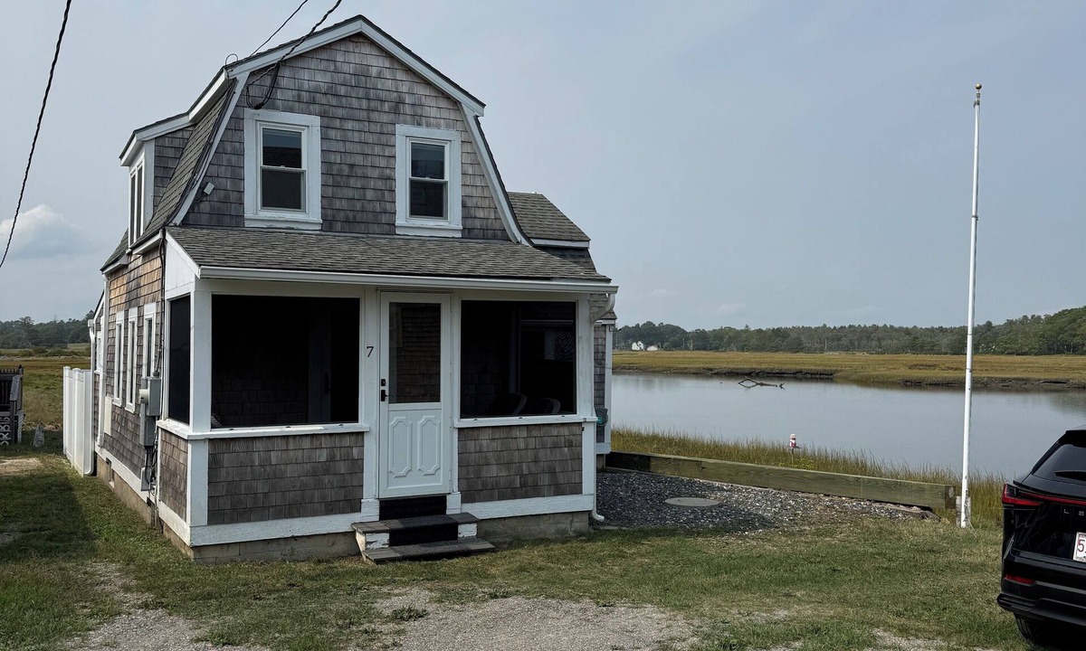 Kennebunk Cottage | Charming 2-bedroom cottage in Kennebunk with AC and deck.