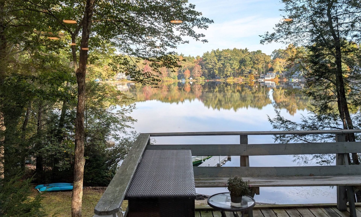 Lee House | Charming 2-bedroom lake house in serene Lee with AC