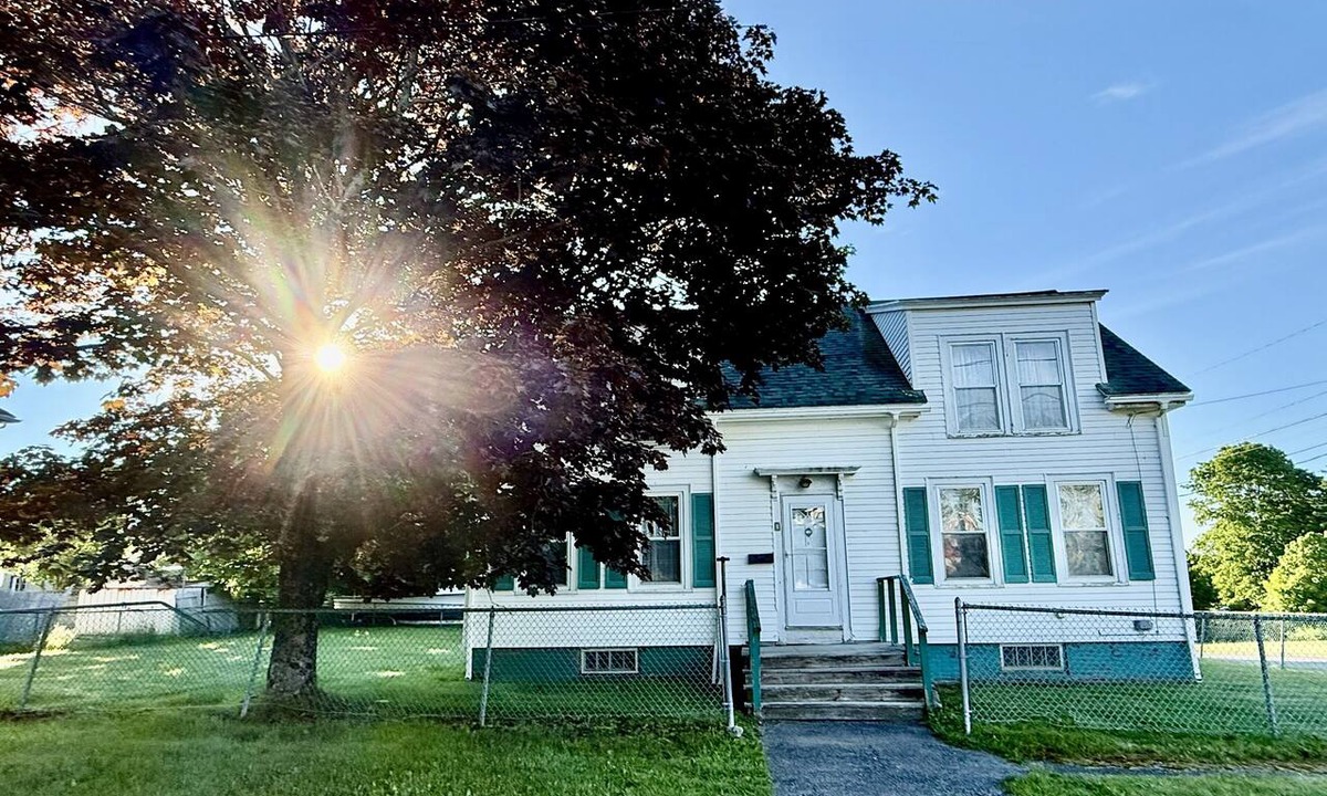 Eastport House | Charming 4-bedroom in the heart of Eastport, comfort for eight with full yard