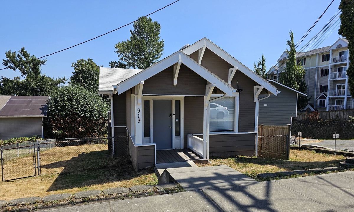 Everett House | Charming bungalow with AC and WiFi in delightful Everett