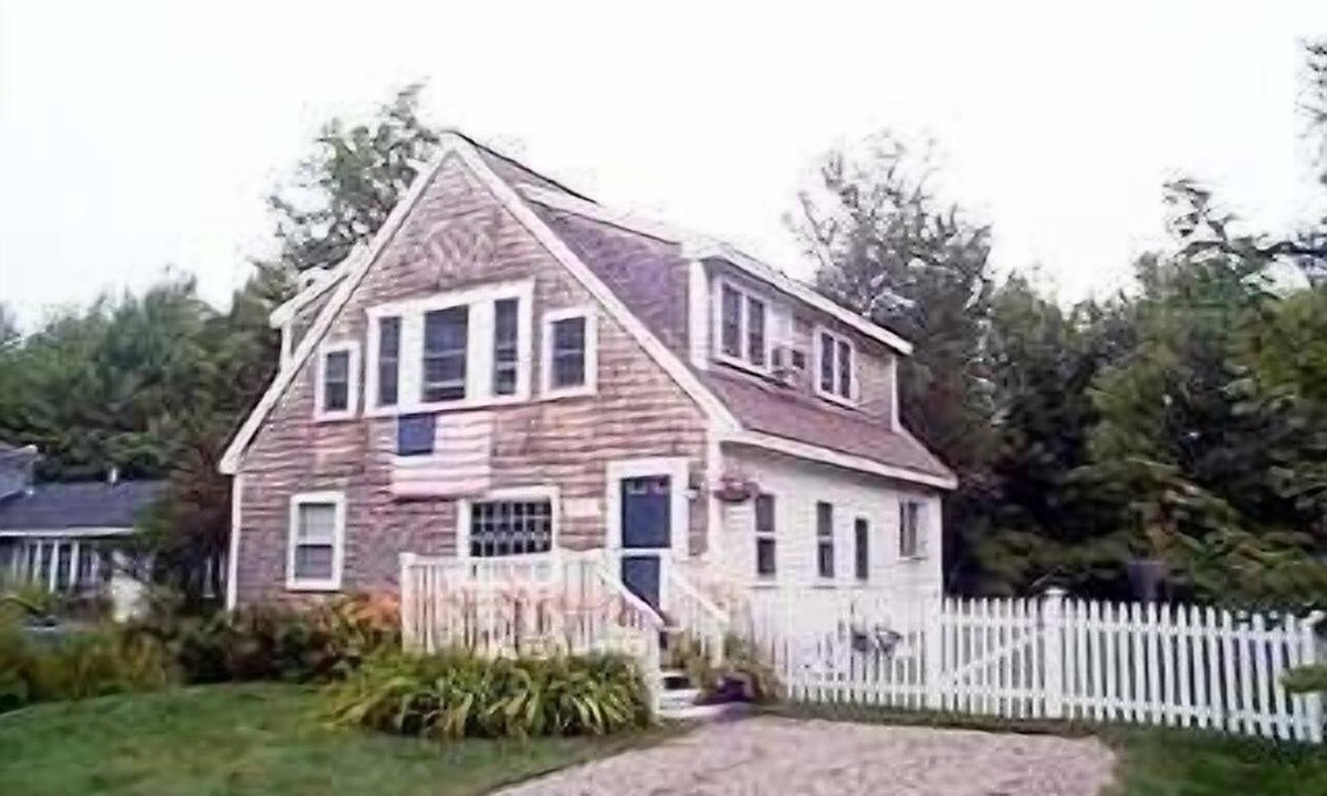 Kennebunk Cottage | Charming Cottage - Walk to Beach and Dock Square in the Port