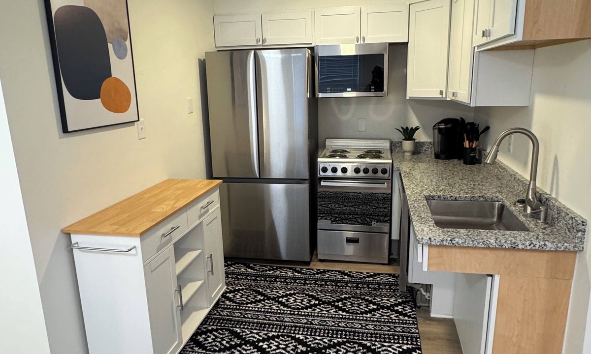 Hagerstown Condo | Charming & luxurious 1-bedroom condo, Kitchen, Washer, dryer, parking, King Bed.