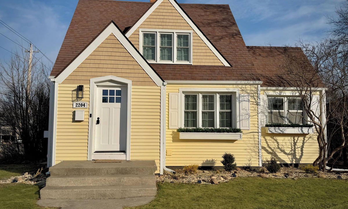 Cedar Falls House | Charming Mid-Century Stay in Downtown Cedar Falls