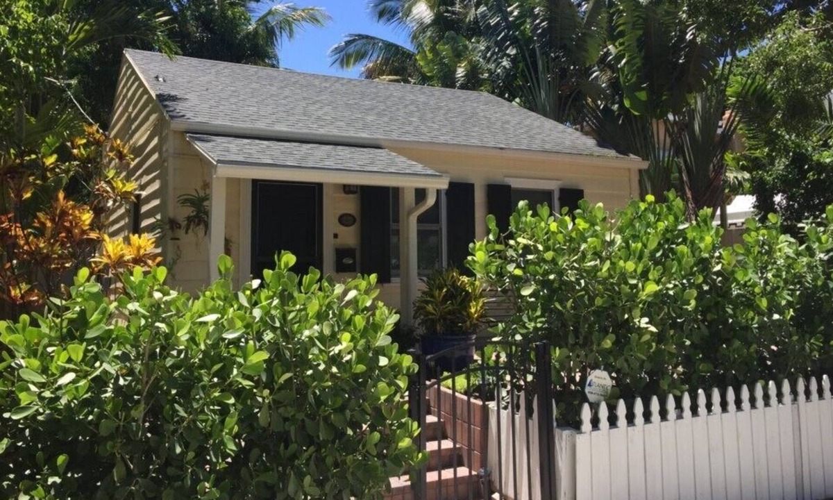 Flamingo Parks House | Charming Nantucket-Style 1bd/1ba | Minutes to Beach & Downtown