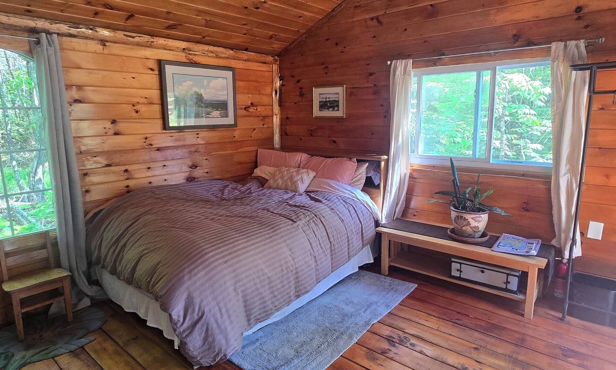 Lincolnville Cabin | Charming Off- Grid cabin 5 min from the ocean in Midcoast Maine