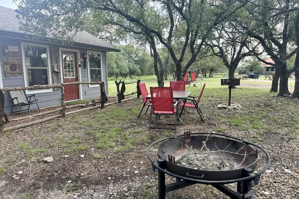 Mountain Home Cabin | Charming Pet-Friendly Hill Country Cabin with Dark-Sky Stargazing near Mountain Home, Texas