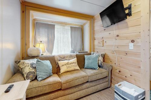 Maynardville House | Charming Tiny Home Studio Sleeps 2 - Grill - Porch