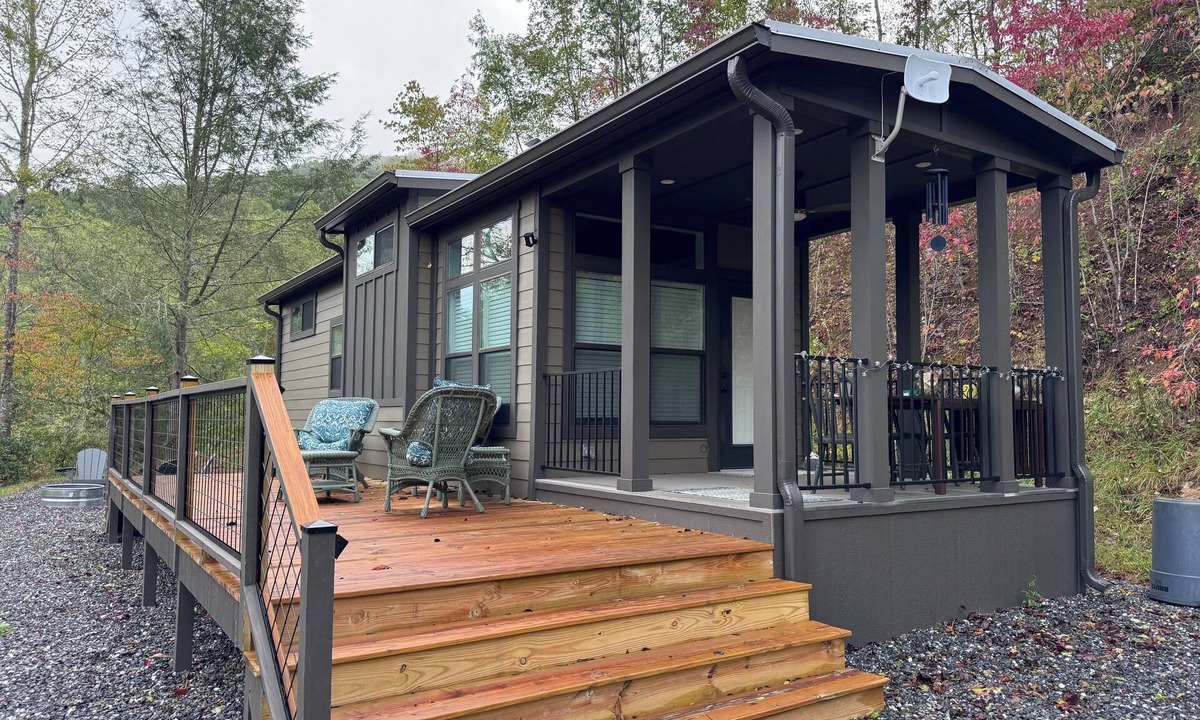 Franklin Cabin | Charming Tiny Home with WiFi and AC in beautiful Cowee Valley Franklin Nc