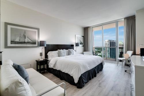 Coconut Grove House | City View Balcony steps from Restaurants, Peacock Park & Marina