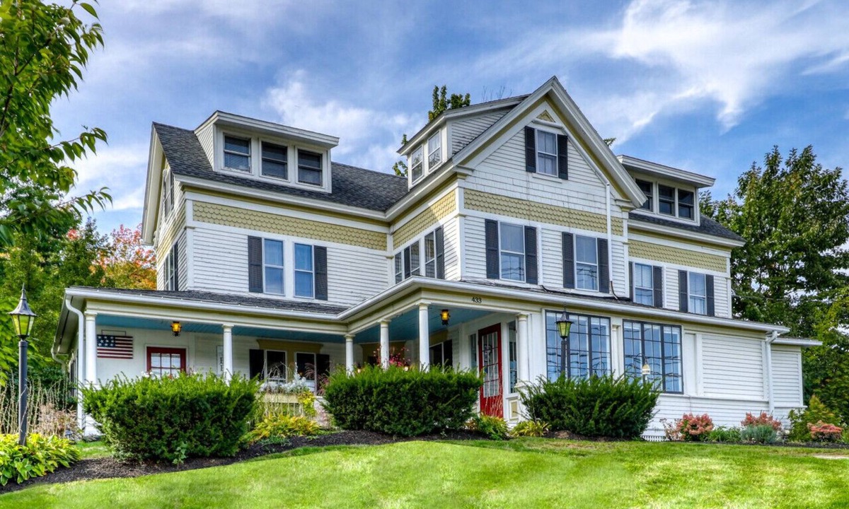 Ogunquit House | Close to Downtown and Beaches - Large Historic Home and Seasonal Carriage House