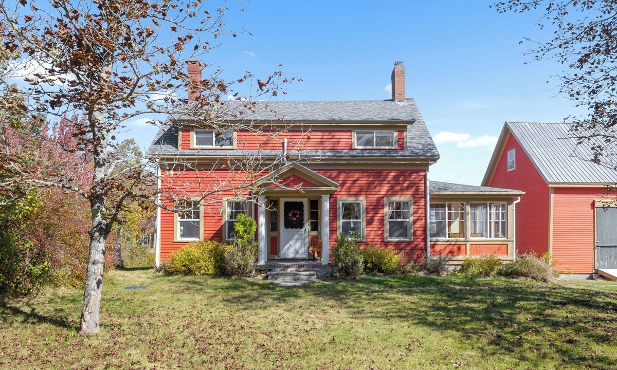 Milbridge House | Coastal Red Farmhouse w/firepit, 5 BR, 8 beds, 1.5 BA, 6 acres, Narragaugus Bay.