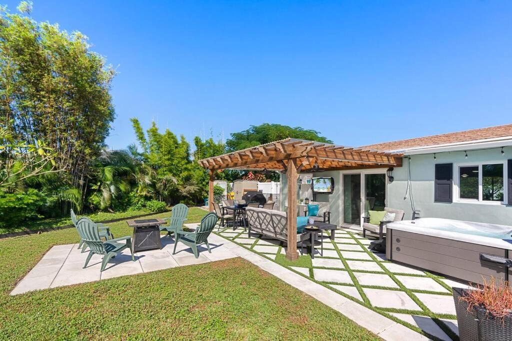 North Palm Beach House | Coastal Retreat 3 bedroom 2 bath with Hot Tub