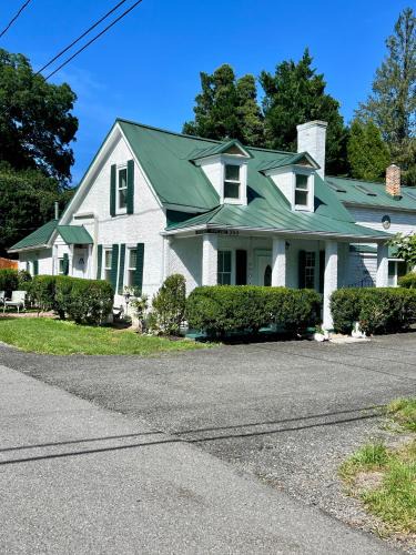 Washington House | Colonial 3BR House with tub,Fast Wi-Fi next to The INN