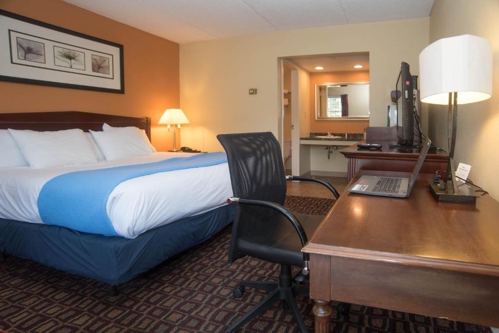 Lyndon Hotel | Colonnade Inn