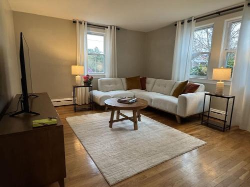 Foxboro House | Comfortable 4 Bed Home close to Gillette