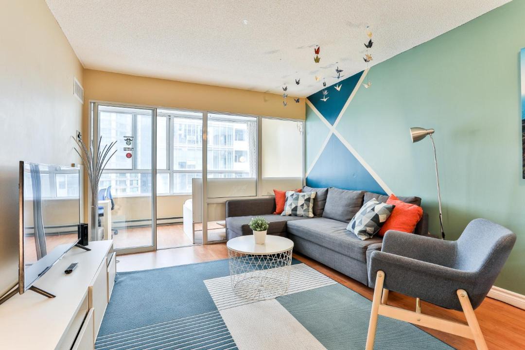 Bay Street Corridor Apartment | Comfortable Downtown Apartment