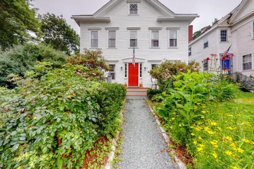 Castine House | Comfortable Getaway for Two w/Kitchenette - Right in the Heart of Downtown