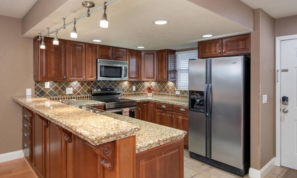 Table Rock Condo | Condo with screened porch on the bluffs of Lake Taneycomo! 59.99 golf package!