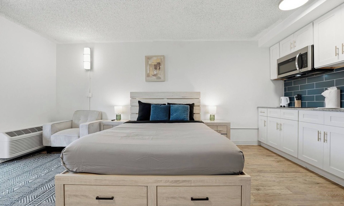 St. Johns Apartment | Contemporary Centro Flats studio getaway