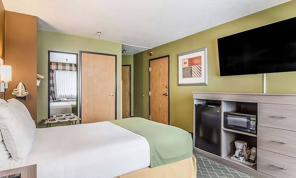 Poulsbo Hotel | Convenient Accommodation in GuestHouse Poulsbo! Free Breakfast and Parking!