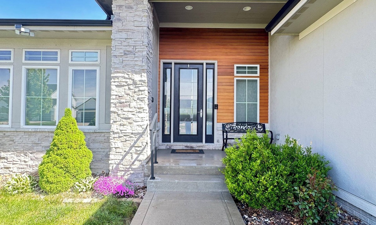 Waukee House | Convenient functional quiet 5 bedroom 3 bath home in Clive.