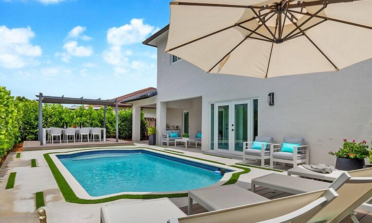Country Walk House | Corsica Luxe Villa/BBQ, Heated Pool, Games & Fun