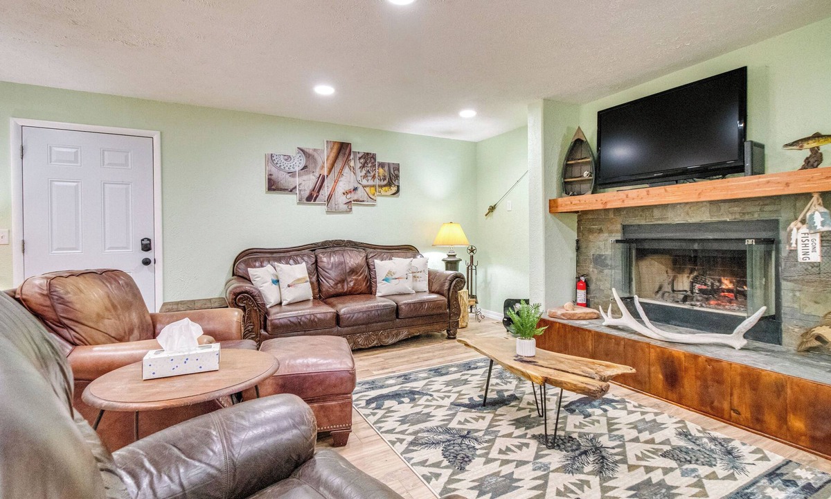 Cotter House | Cotter Home w/ Deck ~ 1 Mi to Big Spring Park!