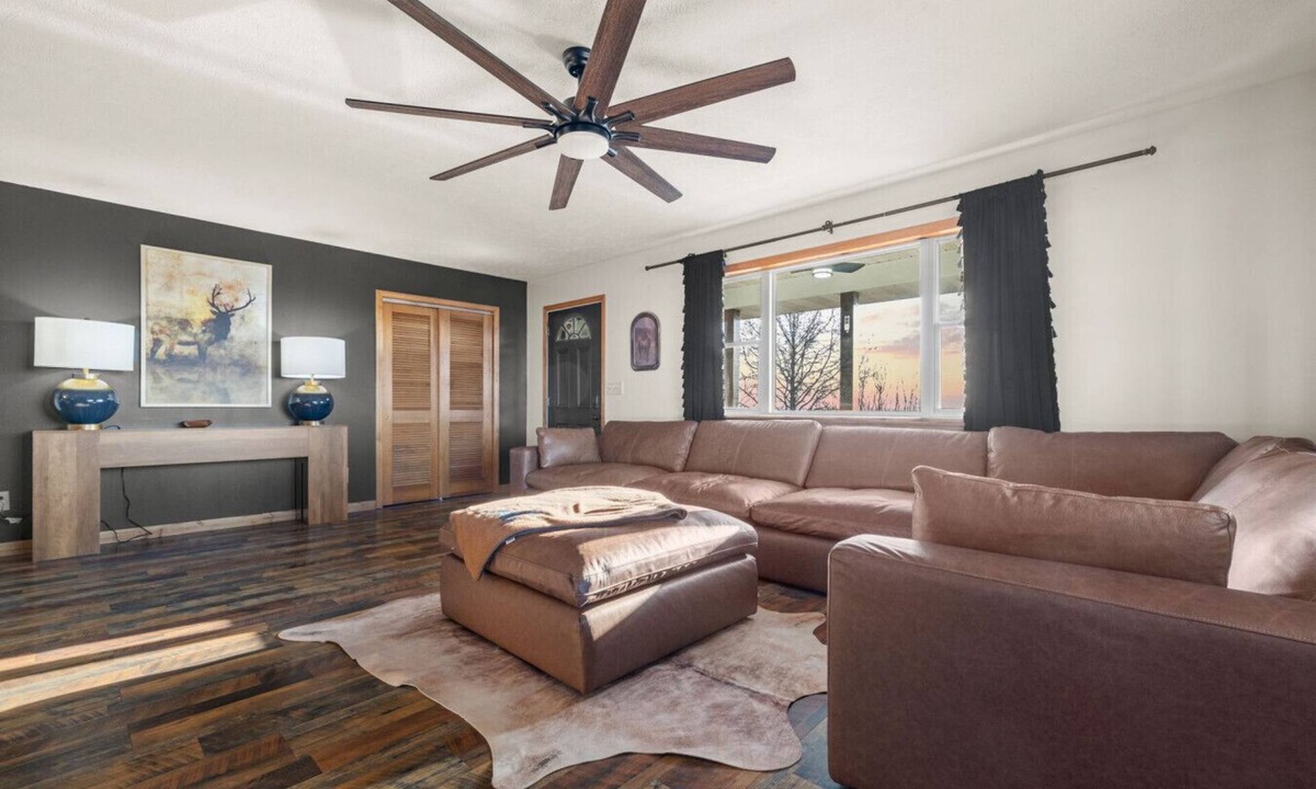 Theodosia House | Countryside Views | Sleeps 20, Hot Tub, Fire Pit