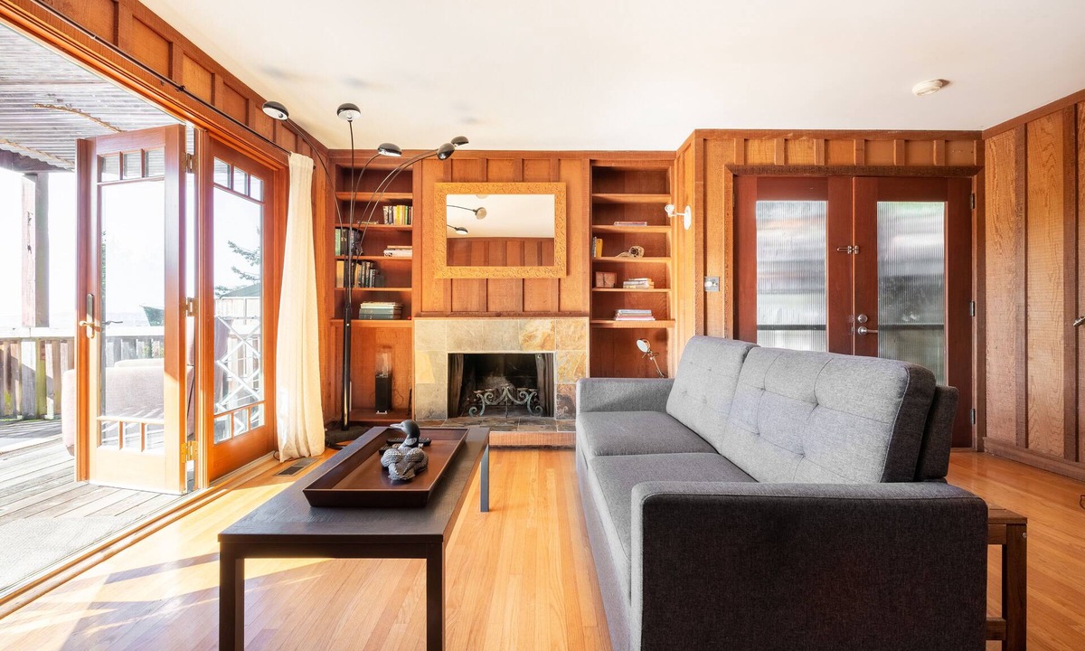 Berkeley Condo | Couples Condo Above Memorial Stadium