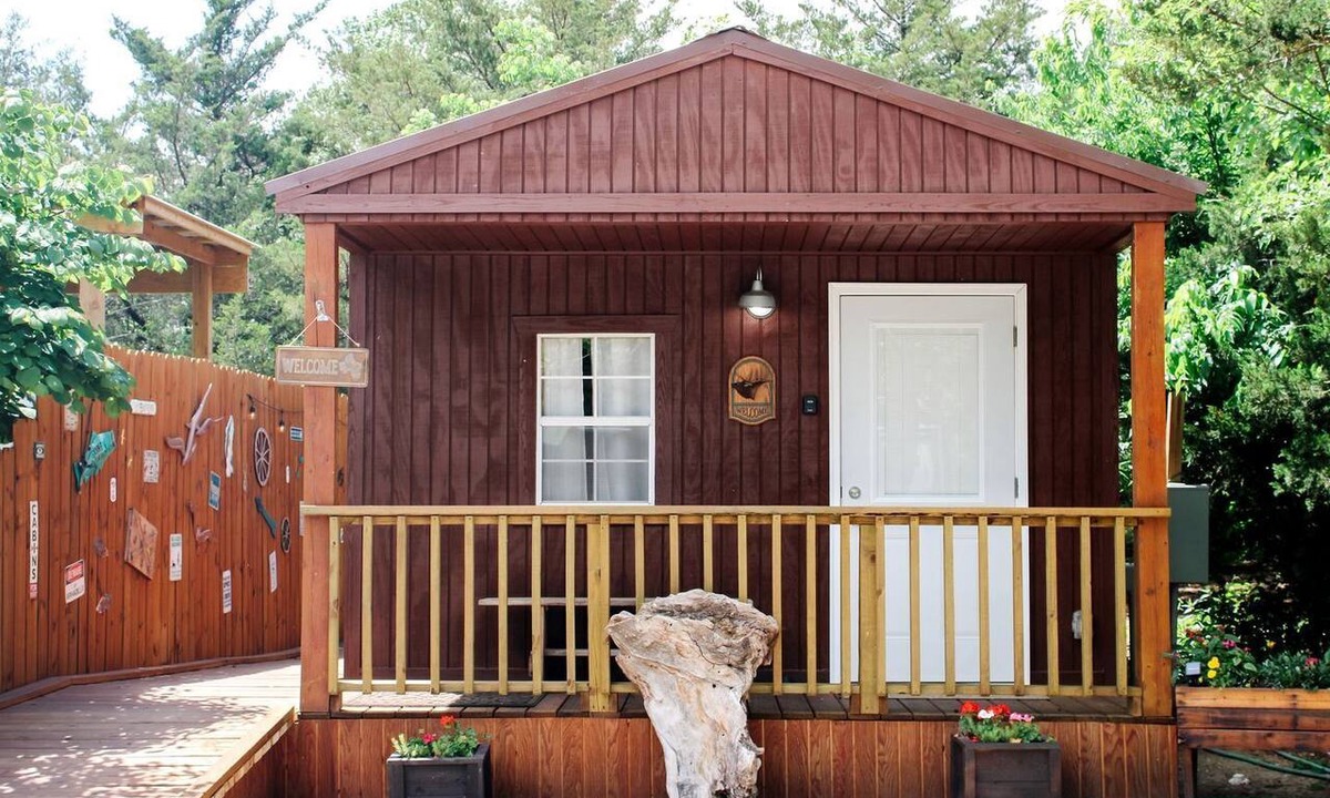 Neal Cabin | Cozy Accessible Studio Cabin with Fire Pit at Toronto Kansas Lake