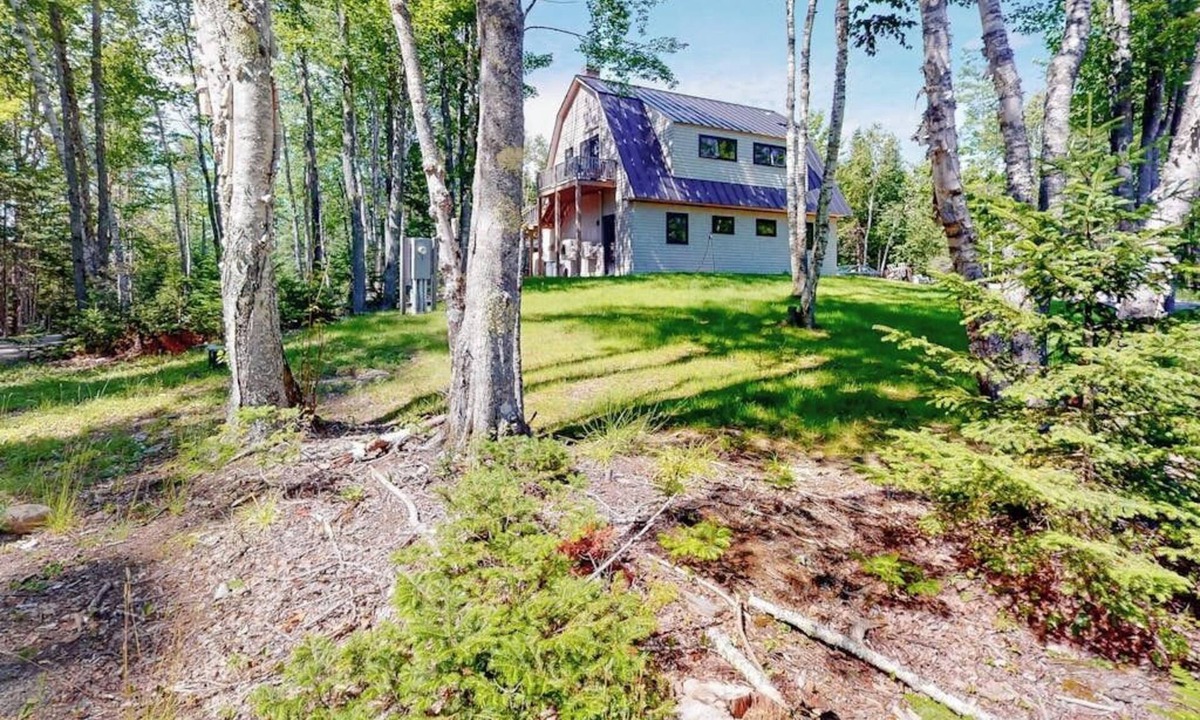 Lamoine Cabin | Cozy and modern hideaway - walk to the beach - fast WiFi & washer/dryer