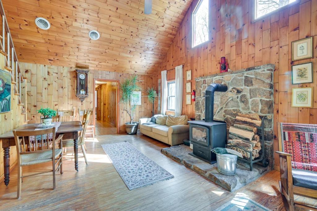 Great Cacapon House | Cozy Appalachian Getaway: 5 Mi to Prospect Peak!