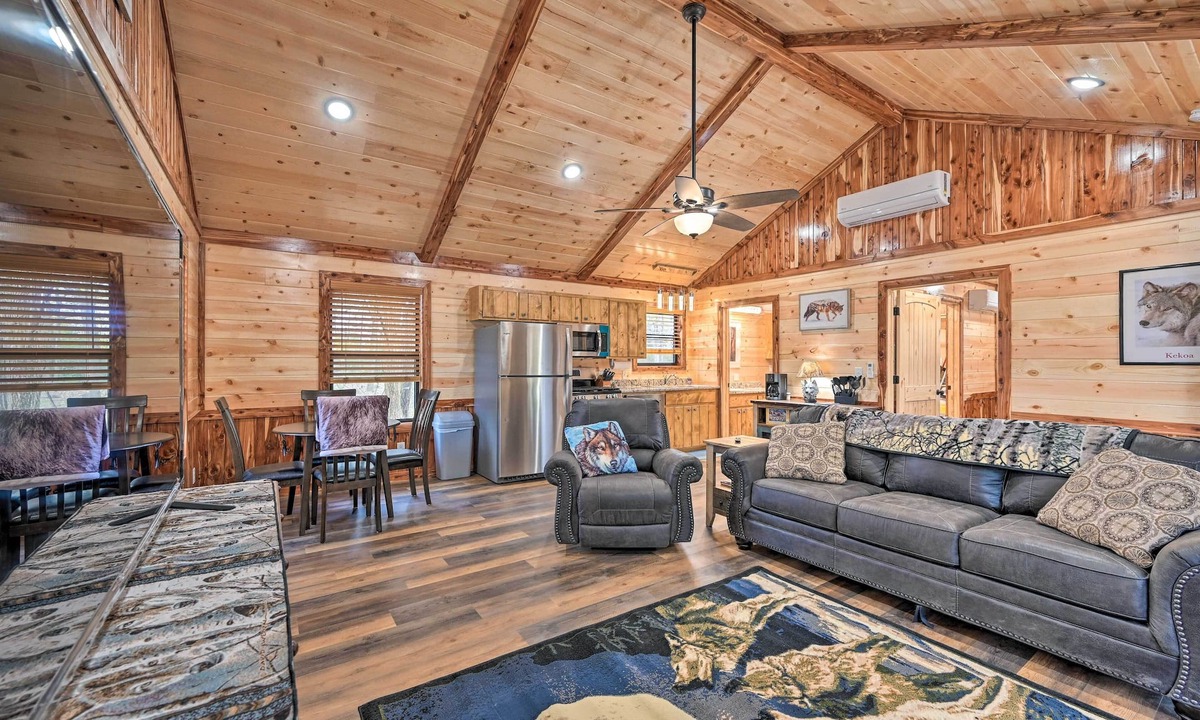 Broken Bow Cottage | Cozy Broken Bow Cabin, Walk to the Lukfata Creek!