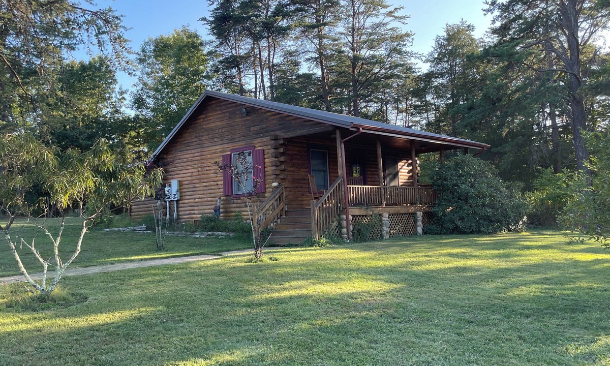 Fort Valley Cabin | Cozy cabin in tranquil Fort Valley with AC, WiFi