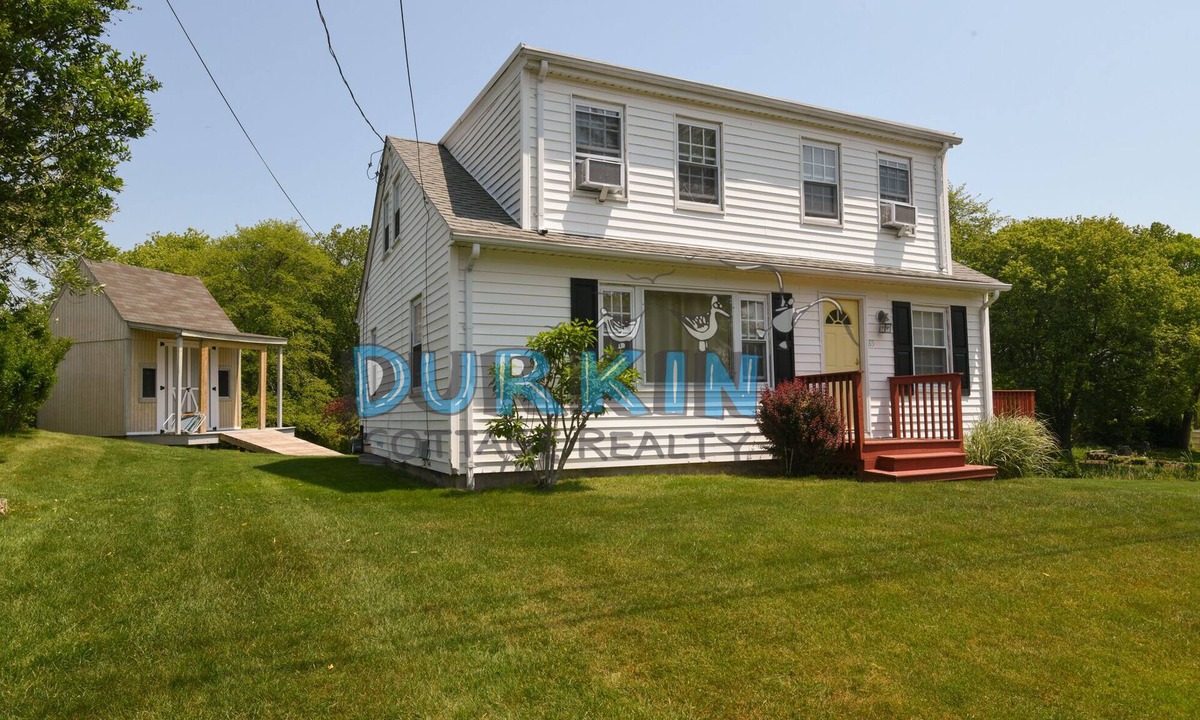 Narragansett House | Cozy Cape, Expansive Deck and Backyard, Close to Beach and Nature Preserve