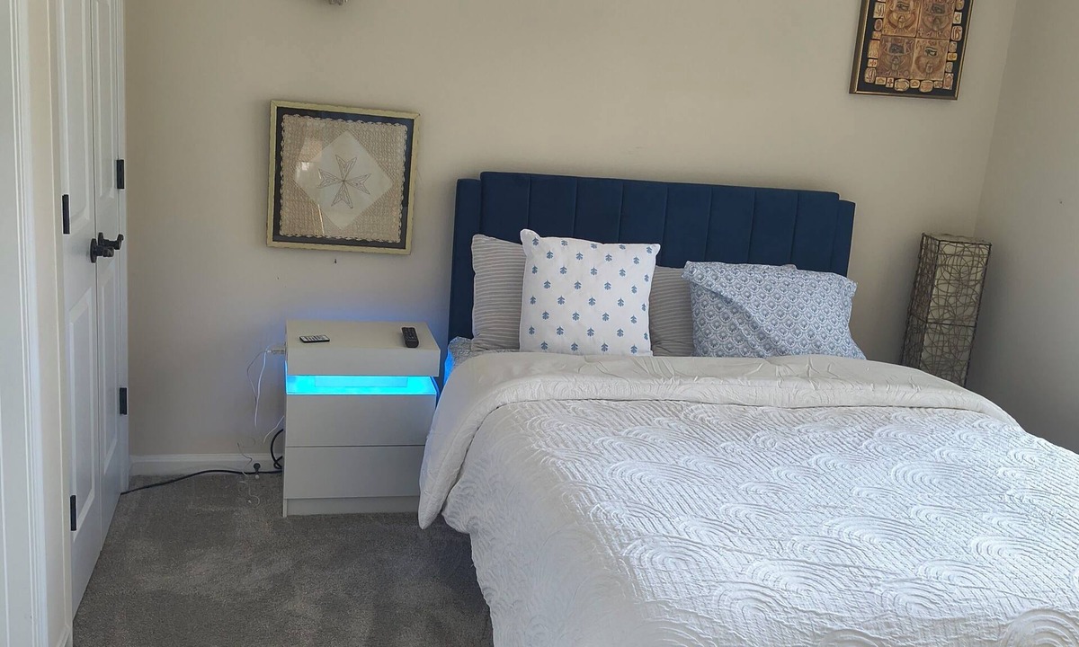 James Madison House | Cozy one bedroom w/private bathroom with WiFi, pool, fitness room