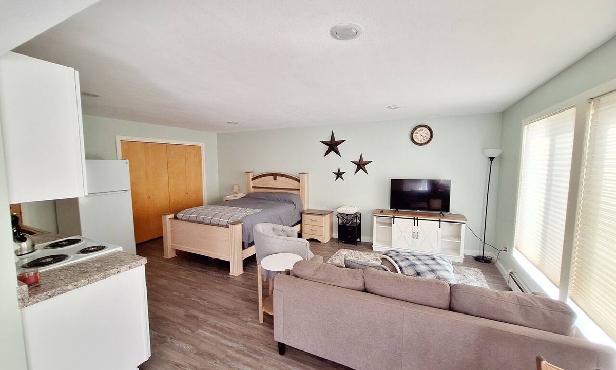 Pendleton Apartment | Cozy studio daylight basement with beautiful views Pendleton