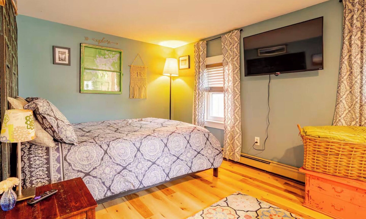 Ashland Apartment | Creative Studio Suite on Main Street