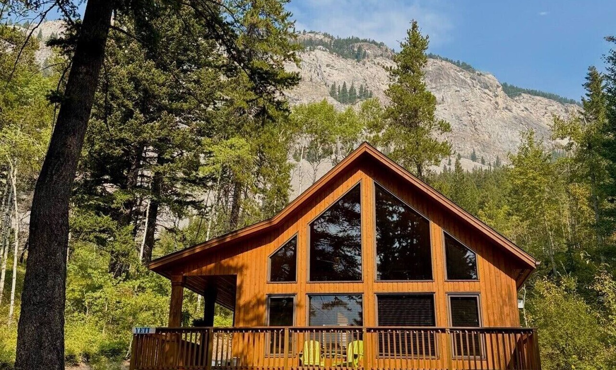 Crowsnest Pass Cabin | Crowsnest River Chalet - Yeti