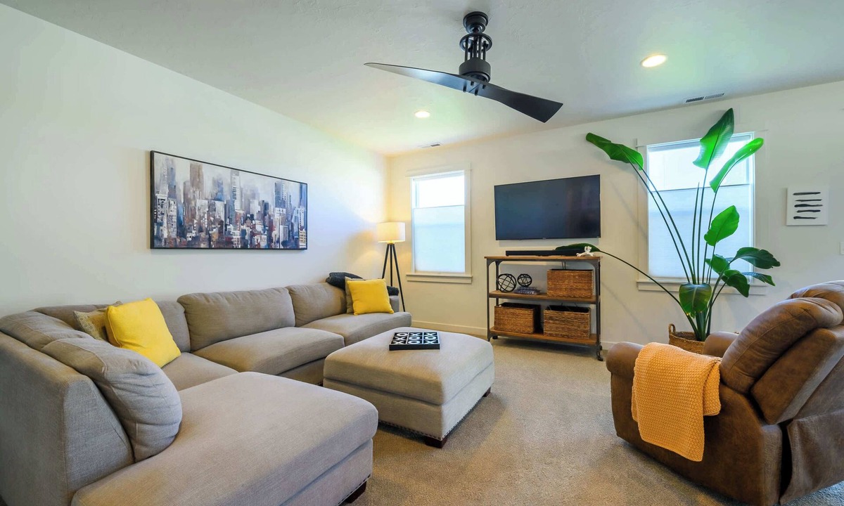 Caldwell House | Curated Canvas Modern 3BR Sleeps 8 Near Freeway