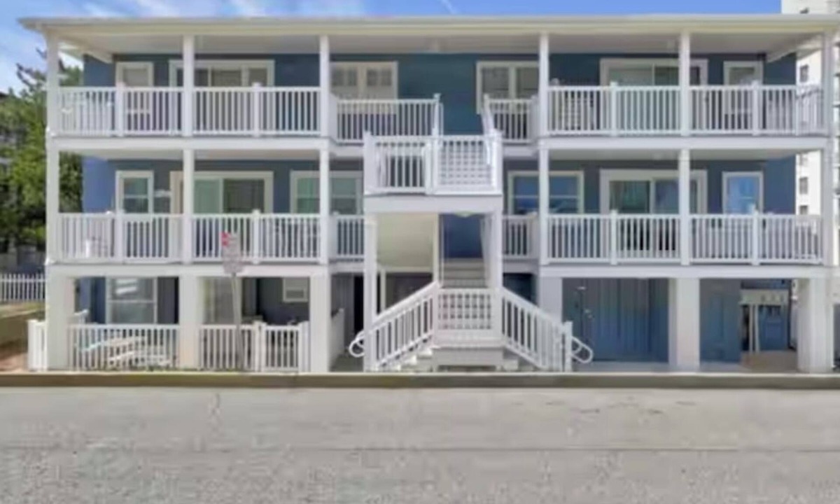 Little Salisbury Condo | Cute and Cozy ! Steps to the beach!