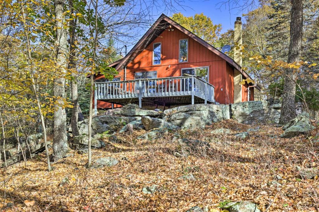 Cresco House | Deck + Forest Views: Secluded Cresco Cabin!