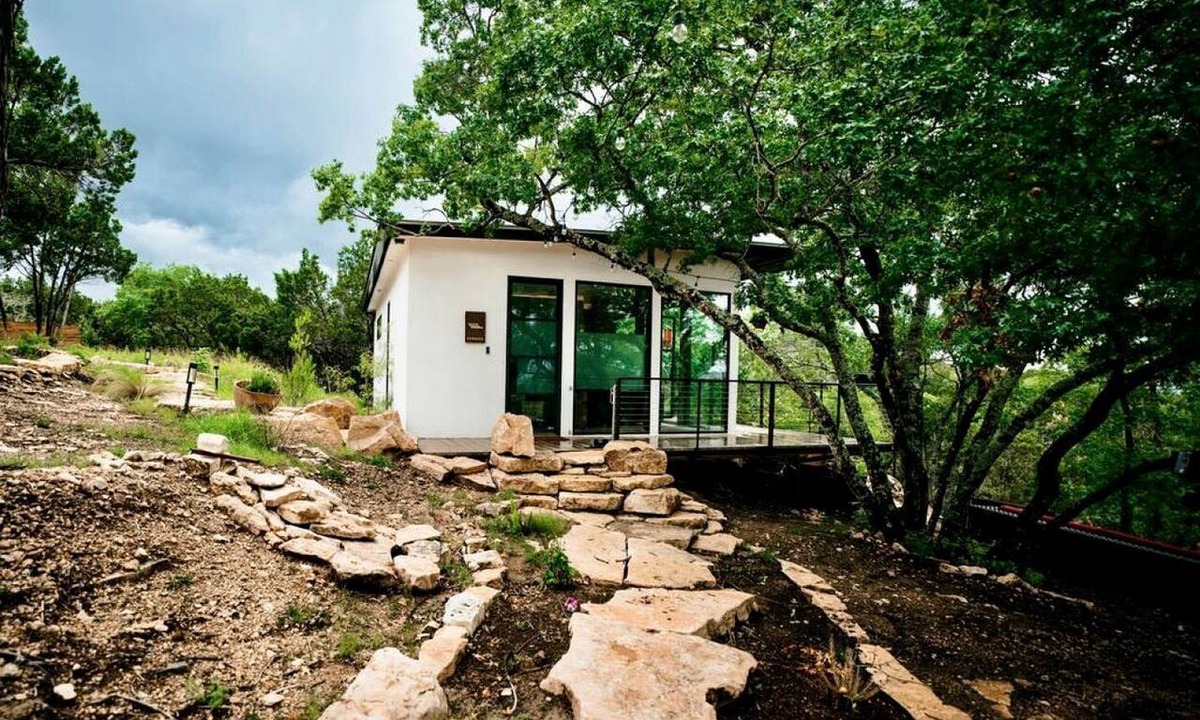 Oatmeal Cabin | Design Tiny Cabin with Outdoor Bath and Hot-Tub in Texas