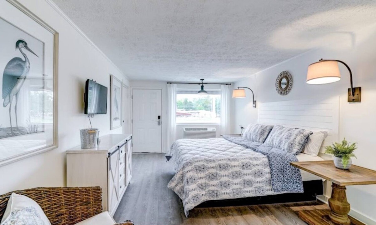 Deltaville House | Dockside Inn