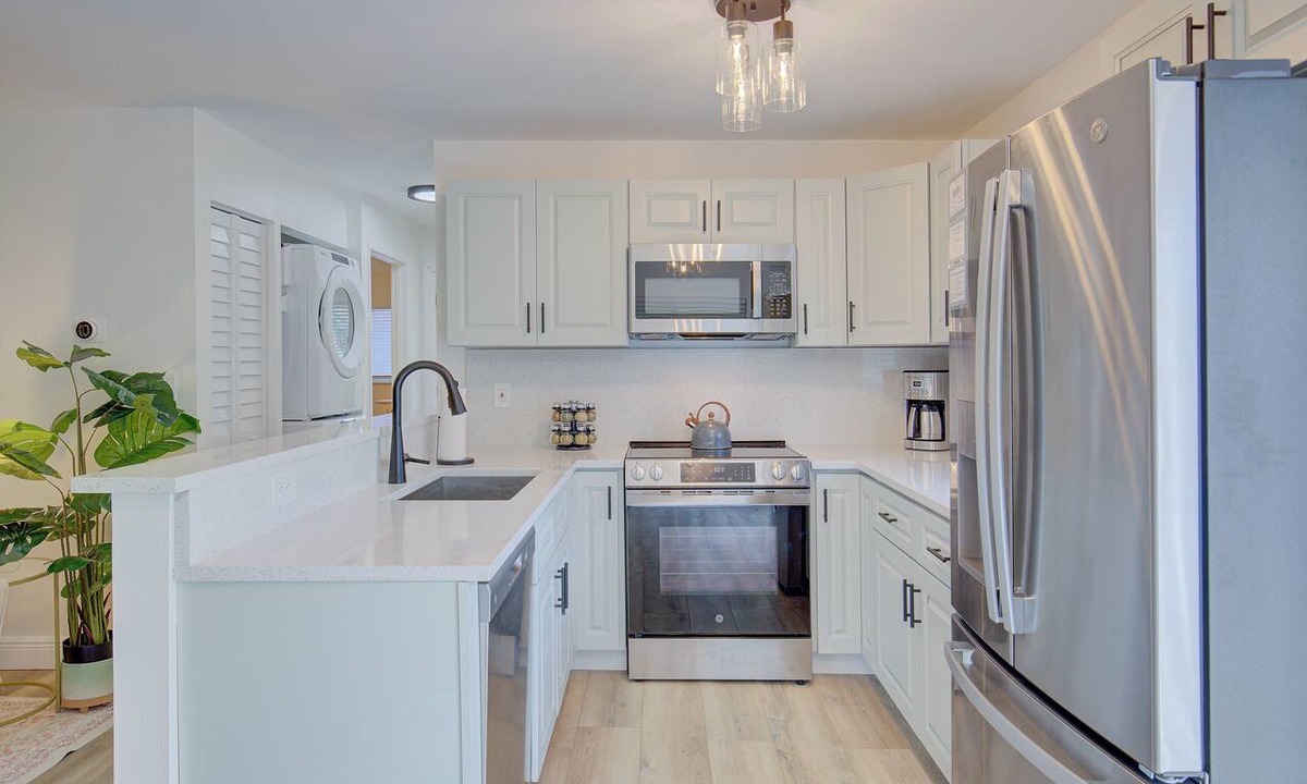 Dunedin Condo | Dog Friendly Condo Quiet Locale King Beds 1 Mile to Honeymoon Island