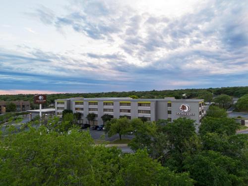 Waters Park Hotel | DoubleTree by Hilton Austin Northwest - Arboretum