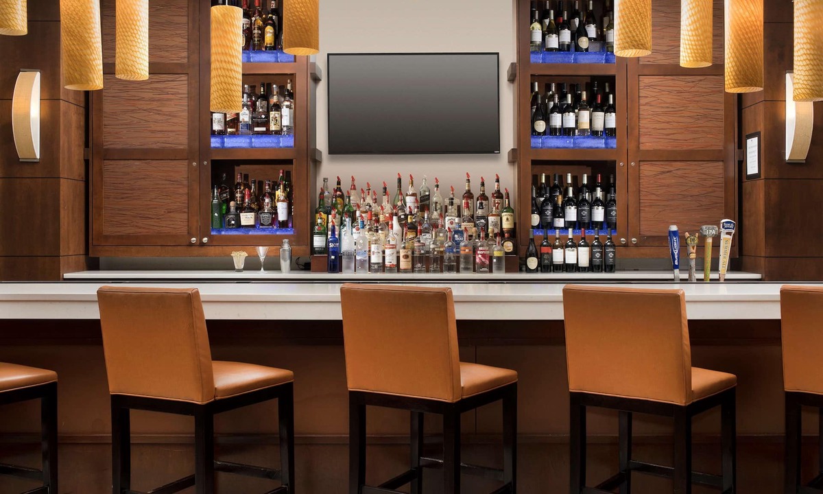 Dulles Town Center Hotel | DoubleTree by Hilton Sterling - Dulles Airport