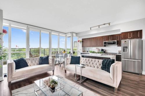 Fort York Apartment | Downtown 2BR plus Den Condo with Lake Views and Parking