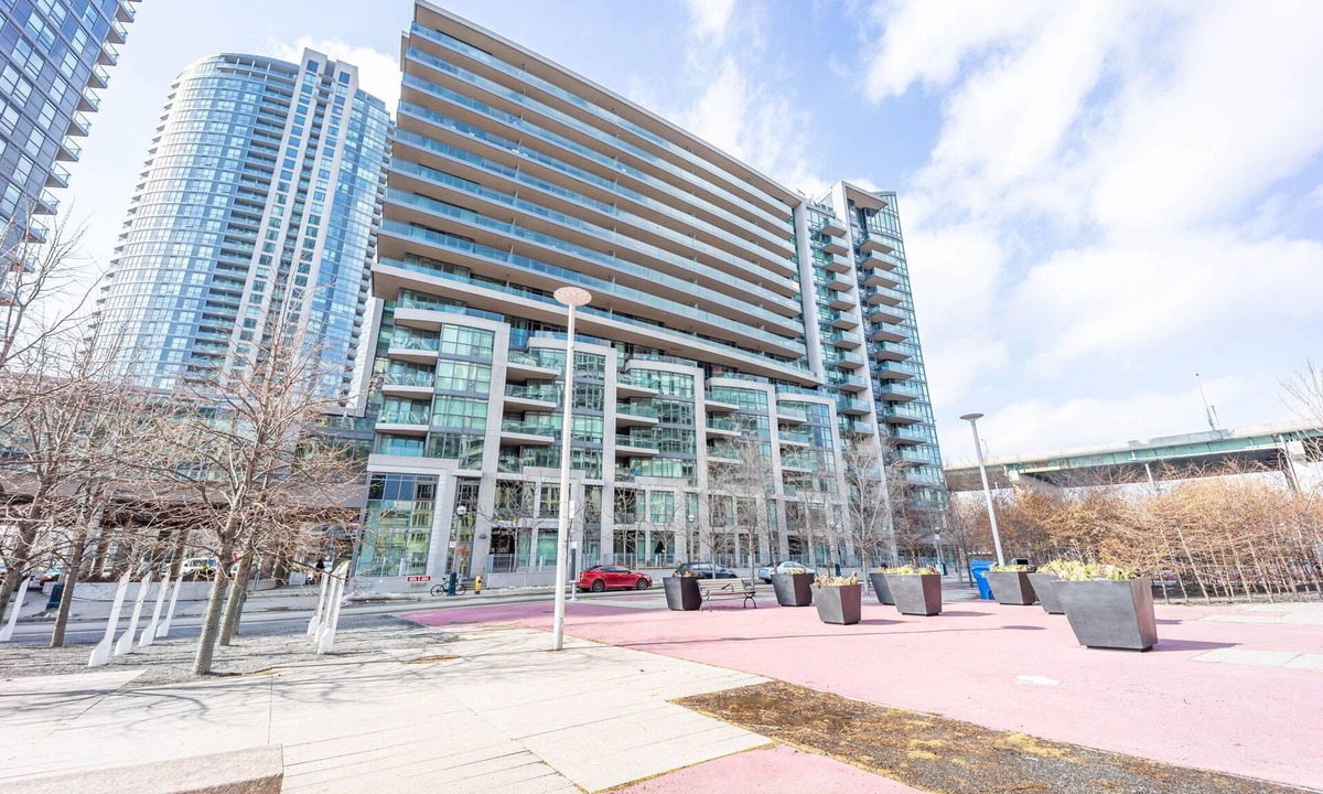 Fort York Apartment | Downtown Bachelor Steps to Transit, Dining & Nightlife