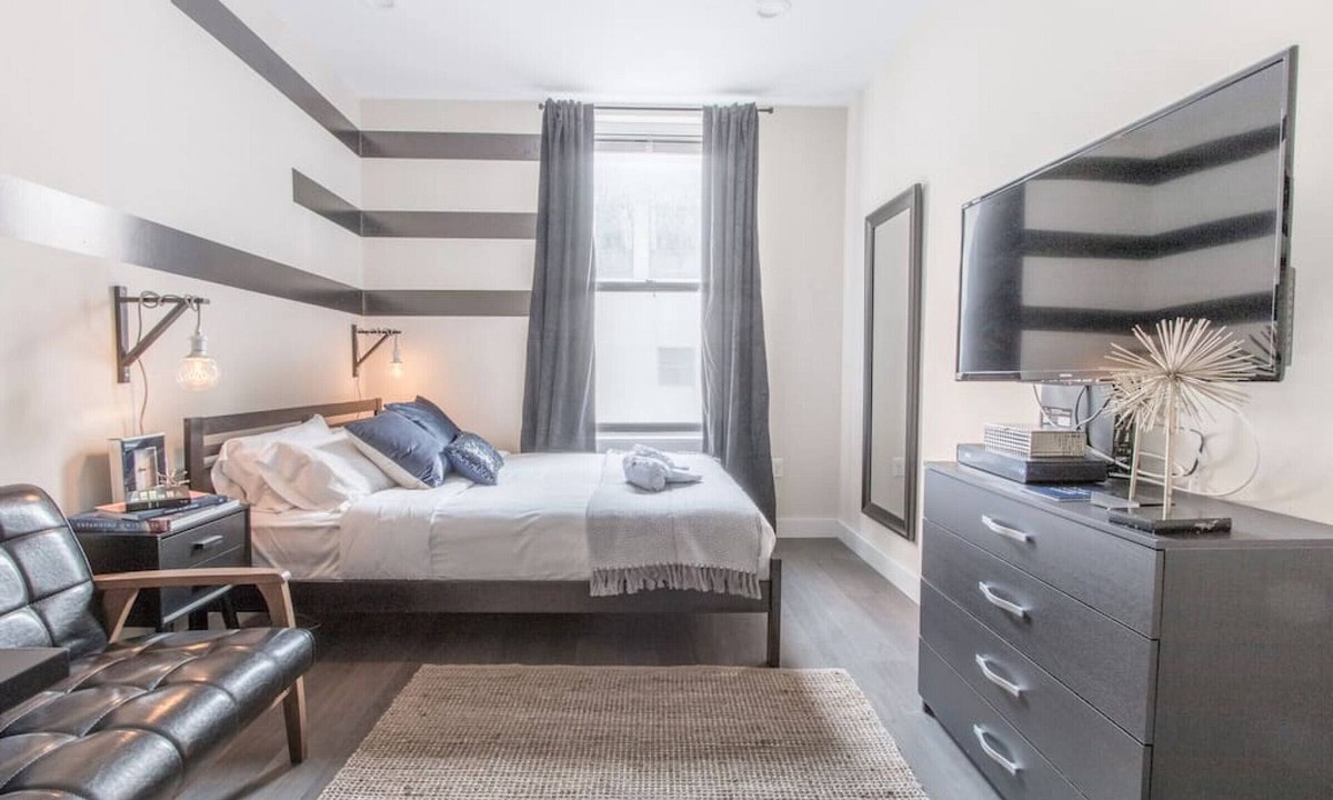 Leather District Apartment | Downtown Central Studio w Fast WIFI, Keyless Entry